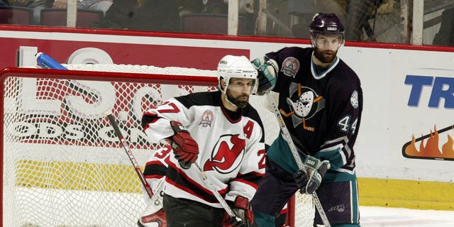 Scott Niedermayer (27) de los New Jersey Devils contra su hermano Rob Niedermayer (44) de los Anaheim Mighty Ducks.