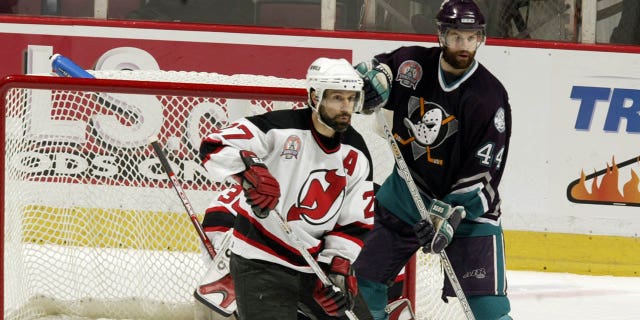 Scott Niedermayer (27) de los New Jersey Devils contra su hermano Rob Niedermayer (44) de los Anaheim Mighty Ducks.