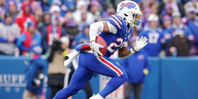 Nyheim Hines de los Buffalo Bills devuelve la patada inicial para un touchdown contra los New England Patriots en el Highmark Stadium el 8 de enero de 2023 en Orchard Park, Nueva York.