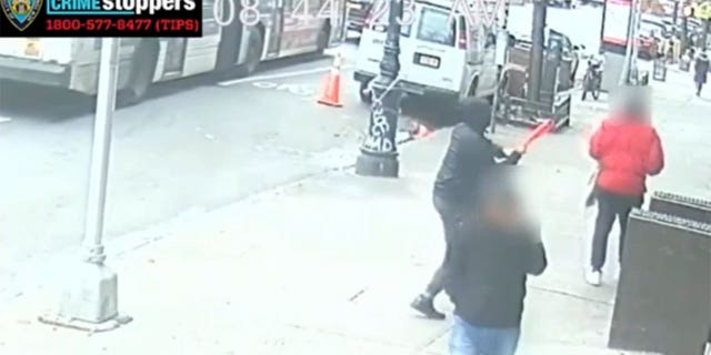 De NYPD heeft op 3 december een video vrijgegeven van een gewelddadige aanval met een honkbalknuppel op Amsterdam Avenue in Harlem.