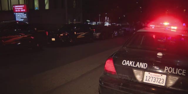 Bij een tankstation in Oakland, Californië, zijn maandagavond acht mensen neergeschoten, onder wie één dode, aldus de politie.