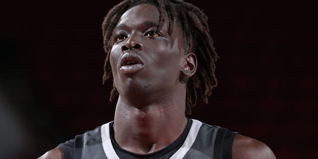 Omaha Biliew #28 del Team World lanza un tiro libre contra el Team USA durante el Nike Hoop Summit 2022 el 8 de abril de 2022 en Moda Center Arena en Portland, Oregon.