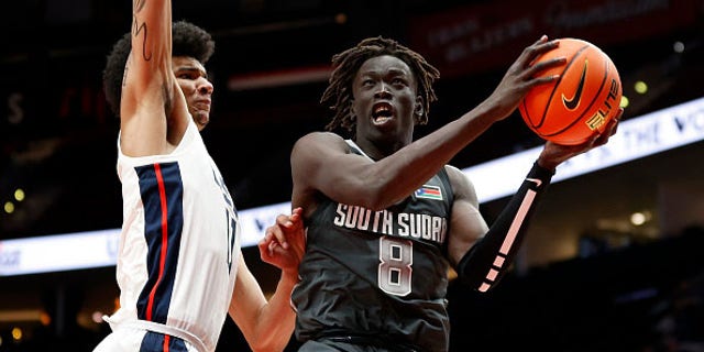 Omaha Biliew #8 del Team World dispara contra Kel'el Ware #11 del Team USA en el tercer cuarto durante el Nike Hoop Summit en el Moda Center el 8 de abril de 2022 en Portland, Oregon.