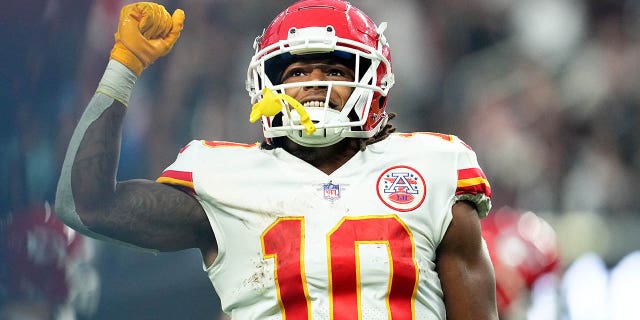 Isiah Pacheco de los Kansas City Chiefs celebra después de correr por un touchdown contra Los Vegas Raiders durante el último cuarto de un juego en el Allegiant Stadium el 7 de enero de 2023 en Las Vegas. 