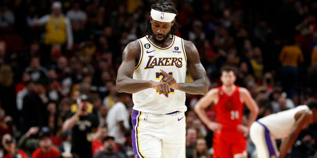 Patrick Beverley #21 de Los Angeles Lakers se hace pasar por Damian Lillard "señora tiempo" gesto de firma durante el último cuarto contra los Portland Trail Blazers en el Moda Center el 22 de enero de 2023 en Portland, Oregón.