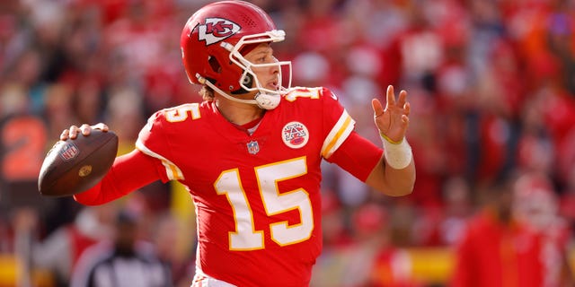 Patrick Mahomes #15 de los Kansas City Chiefs patea el balón durante la segunda mitad del partido contra los Denver Broncos en el Arrowhead Stadium el 1 de enero de 2023 en Kansas City, Missouri.