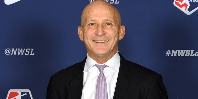 Paul Riley durante el draft universitario de la NWSL de 2020 en el Centro de Convenciones de Baltimore el 16 de enero de 2020 en Baltimore, Maryland.