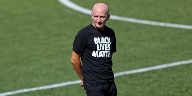 El entrenador en jefe de North Carolina Courage, Paul Riley, mira antes del partido de cuartos de final de la NWSL Challenge Cup en el Zions Bank Stadium el 17 de julio de 2020 en Herriman, Utah.