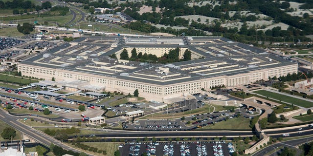 Das Pentagon befindet sich in Arlington, Virginia, direkt gegenüber dem Potomac River von Washington, D.C., und dient seit den 1940er Jahren als Drehscheibe für das US-Militär und beherbergt das Verteidigungsministerium, die Armee, die Marine und die Luftwaffe. 