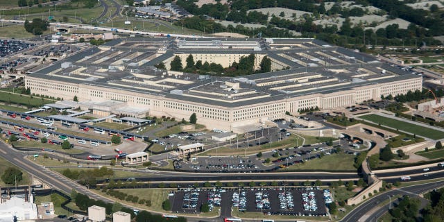 Localizado em Arlington, Virgínia, do outro lado do rio Potomac de Washington, D.C., o Pentágono serviu como um centro para as forças armadas dos EUA, abrigando o Departamento de Defesa, o Exército, a Marinha e a Força Aérea desde a década de 1940. 