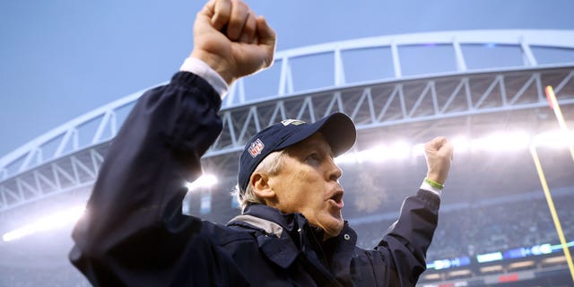 El entrenador en jefe de los Seattle Seahawks, Pete Carroll, celebra después de derrotar a Los Angeles Rams en tiempo extra en el Lumen Field el 8 de enero de 2023 en Seattle, Washington.