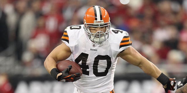 Cleveland Browns running back Peyton Hillis, #40, runs the ball against the Arizona Cardinals during the first quarter of an NFL game at University of Phoenix Stadium on December 18, 2011 in Glendale, Arizona.