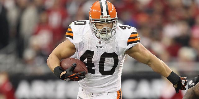 El corredor de los Cleveland Browns, Peyton Hillis, No. 40, corre en el balón contra los Arizona Cardinals en el primer cuarto del partido de la NFL en el University of Phoenix Stadium el 18 de diciembre de 2011 en Glendale, Arizona.