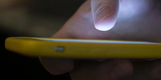 11 Ağustos 2019'da New Orleans'ta bir kişi cep telefonu kullanıyor. 988 ruh sağlığı ve intihar yardım hattı, hizmete girmesinden bu yana altı ay içinde erişimini hızla genişletti. Yalnızca Temmuz ayından bu yana 2 milyondan fazla çağrı, kısa mesaj ve sohbet mesajı aldı.