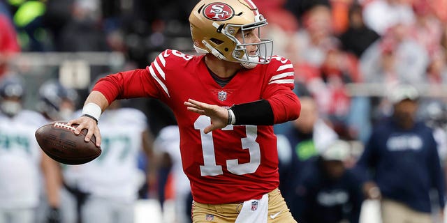 San Francisco 49ers quarterback Brock Purdy (13) passeert tegen de Seattle Seahawks tijdens de eerste helft van een NFL wildcard-wedstrijd in Santa Clara, Californië, zaterdag 14 januari 2023.