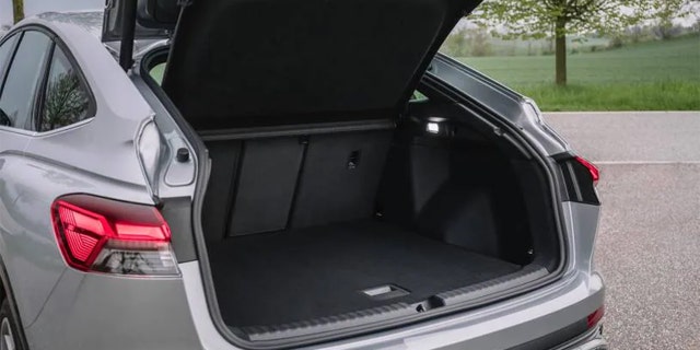 De Q4 Sportback e-tron Cargo Beräich huet eng gemooss Kapazitéit déi méi grouss ass wéi de Standardmodell.