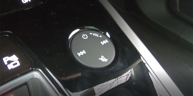 De Radio gëtt vun engem Touchpad Interface kontrolléiert.