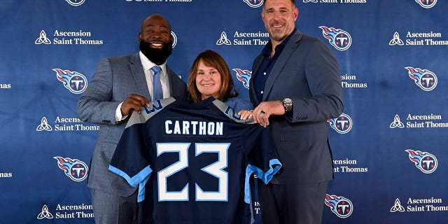 El gerente general del equipo de fútbol americano de la NFL, New Tennessee Titans, Ran Carthon, a la izquierda, posa con la propietaria Amy Adams Strunk y el entrenador en jefe Mike Vrabel después de una conferencia de prensa el viernes 20 de enero de 2023 en Nashville, Tennessee. 