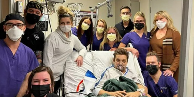 Jeremy Renner gaf fans een glimp van zijn tijd in het ziekenhuis door deze foto op sociale media te plaatsen.