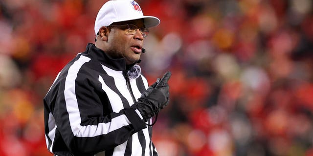 El árbitro Ronald Torbert, #62, reacciona durante el tercer cuarto del juego de campeonato de la AFC entre los Cincinnati Bengals y los Kansas City Chiefs en el GEHA Field en el Arrowhead Stadium el 29 de enero de 2023 en Kansas City, Missouri.