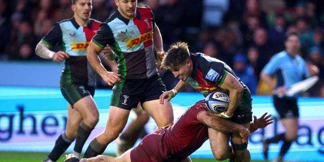 Un partido de Harlequins contra Sale Sharks tiene lugar en Twickenham Stoop, Londres, Gran Bretaña, el 8 de enero de 2023. Cadan Murley de Harlequins es abordado por Akker van der Merwe de Sale Sharks.