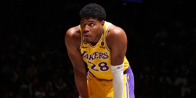 Rui Hachimura de Los Angeles Lakers observa durante el partido contra los Brooklyn Nets el 30 de enero de 2023 en el Barclays Center de Brooklyn, Nueva York.