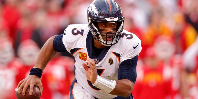 Russell Wilson #3 de los Denver Broncos corre para anotar contra los Kansas City Chiefs en el último cuarto del partido en el Arrowhead Stadium el 1 de enero de 2023 en Kansas City, Missouri.