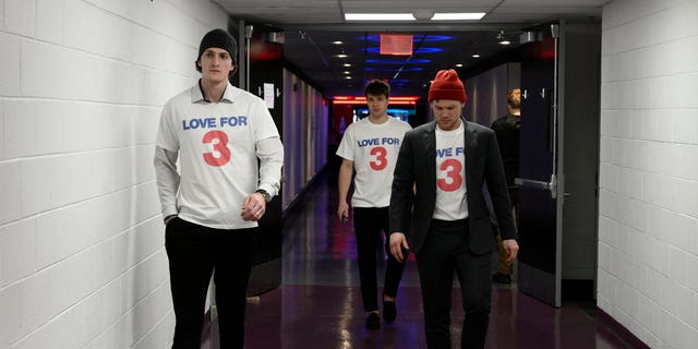 Los jugadores de Buffalo Sabres se dirigen al vestuario y llegan con camisetas en apoyo de la jugadora de fútbol americano de los Buffalo Bills, Damar Hamlin, antes de un partido de hockey de la NHL contra los Washington Capitals, el martes 3 de enero de 2023 en Washington. 