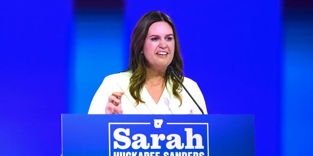 Mantan Sekretaris Pers Gedung Putih Sarah Sanders dilantik sebagai Gubernur Arkansas pada hari Selasa