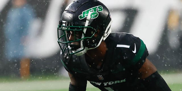 New York Jets cornerback Sauce Gardner (1) defends during the National Football League game between the New York Jets and the Chicago Bears on November 27, 2022, at MetLife Stadium in East Rutherford, New Jersey.