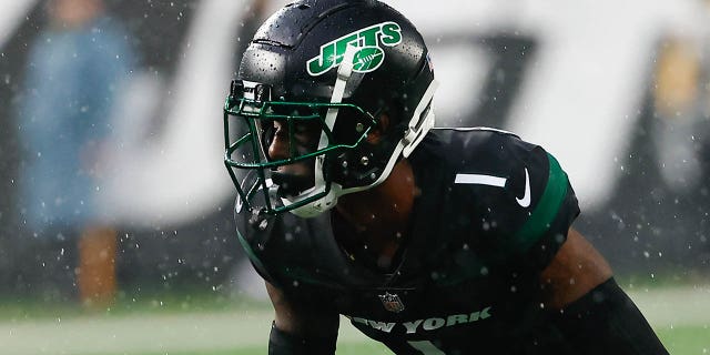 New York Jets cornerback Willow Gardner (1) defends during the National Football League game between the New York Jets and the Chicago Bears on November 27, 2022, at MetLife Stadium in East Rutherford, New Jersey .  