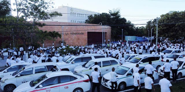 Taxichauffeurs protesteren op 11 januari 2023 in Cancun, Mexico tegen de regulering van taxiapps zoals Uber. 