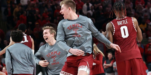 De Temple Owls vieren feest na het verslaan van de nummer één Houston Cougars in Fertitta Center op 22 januari 2023 in Houston, Texas.