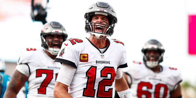 Tom Brady, de los Tampa Bay Buccaneers, grita de alegría después de correr para anotar durante el último cuarto de un partido de fútbol americano de la NFL.