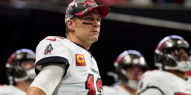 Tom Brady #12 de los Tampa Bay Buccaneers salta al campo antes del inicio contra los Atlanta Falcons en el Mercedes-Benz Stadium el 8 de enero de 2023 en Atlanta, Georgia.