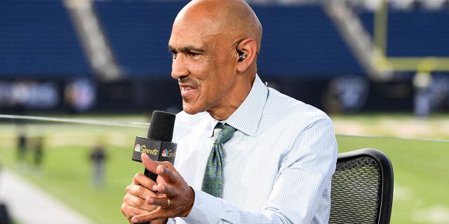 El analista de NBC Sports, Tony Dungy, habla durante un segmento antes del juego del Salón de la Fama del Fútbol Americano Profesional 2022 el 4 de agosto de 2022 en Canton, Ohio.