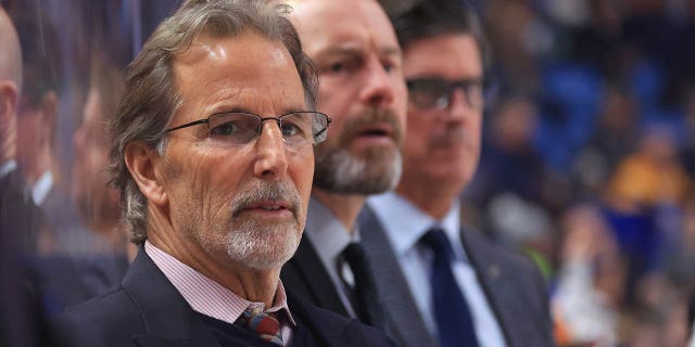 El entrenador en jefe de los Philadelphia Flyers, John Tortorella, observa el partido contra los Buffalo Sabres el 9 de enero de 2023 en el KeyBank Center en Buffalo, Nueva York.