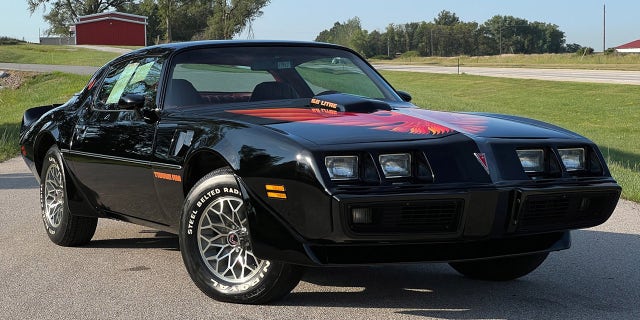 This 1979 Pontiac Firebird Trans Am is powered by a 6.6L V8 engine.