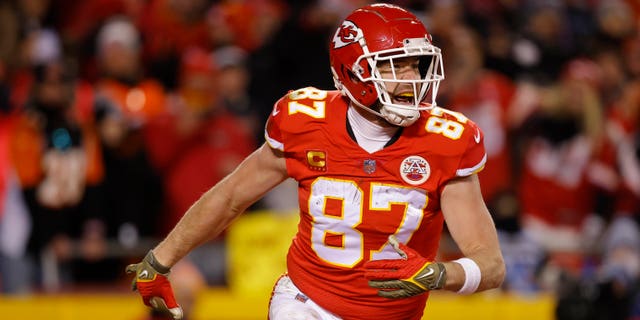 Travis Kelce #87 de los Kansas City Chiefs celebra después de atrapar un pase para un touchdown contra los Cincinnati Bengals durante el segundo cuarto del juego de campeonato de la AFC en el GEHA Field en el Arrowhead Stadium el 29 de enero de 2023 en Kansas City, Missouri.