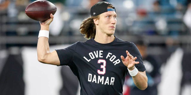 Trevor Lawrence von den Jacksonville Jaguars wärmt sich auf, während er ein Trikot trägt, um die Sicherheit von Buffalo Bills Damar Hamlin vor einem Spiel gegen die Tennessee Titans im TEA Bank Field am 7. Januar 2023 in Jacksonville, Florida, zu unterstützen. 