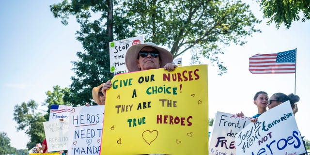 Gezondheidswerkers protesteren op 27 augustus 2021 buiten het New York State Office Building in Hauppauge, New York tegen de noodzaak om het Covid-19-vaccin te krijgen. 