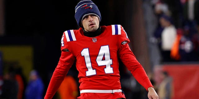 El pateador de los New England Patriots, Tristan Vizcaino (14), se muestra antes de un partido contra los Buffalo Bills el 1 de diciembre de 2022 en el Gillette Stadium en Foxborough, Massachusetts.