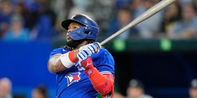 Vladimir Guerrero Jr. van de Toronto Blue Jays slaat een honkslag tegen de New York Yankees in de zesde inning tijdens een wedstrijd in het Rogers Centre op 27 september 2022 in Toronto.