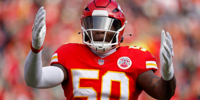 Willie Gay #50 de los Kansas City Chiefs celebra una entrada en el segundo cuarto contra los Seattle Seahawks en el Arrowhead Stadium el 24 de diciembre de 2022 en Kansas City, Missouri.