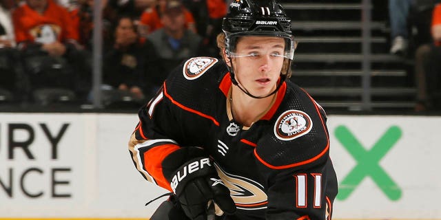 Trevor Zegras de los Anaheim Ducks patina durante el primer período contra los Toronto Maple Leafs en el Honda Center el 30 de octubre de 2022 en Anaheim, California.