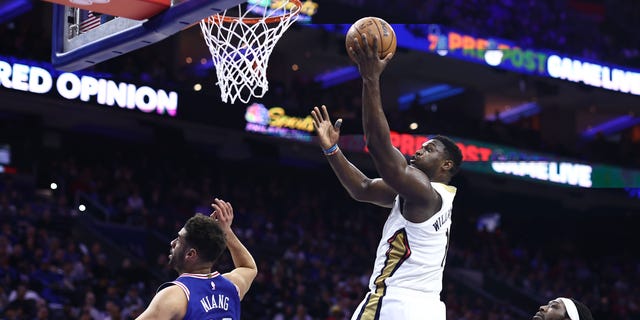 Zion Williamson attempts a lay up during a Pelicans game