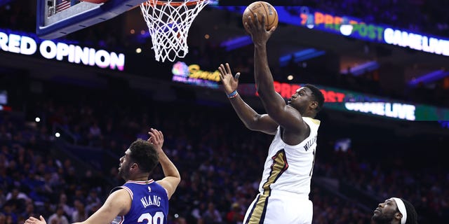 Zion Williamson attempts a layup during a Pelicans game