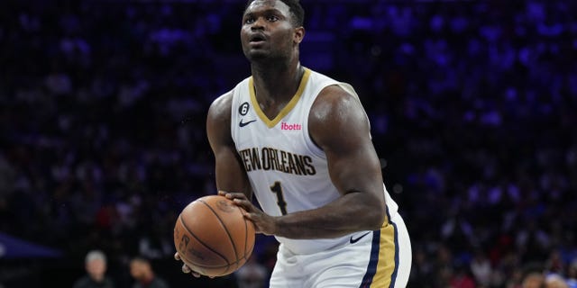 Zion Williamson de los New Orleans Pelicans se prepara para lanzar un tiro libre durante un partido contra los Philadelphia 76ers el 2 de enero de 2023 en el Wells Fargo Center de Filadelfia.