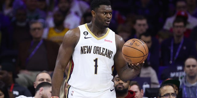 Zion Williamson de los New Orleans Pelicans durante el segundo cuarto contra los Philadelphia 76ers en el Wells Fargo Center el 2 de enero de 2023 en Filadelfia.