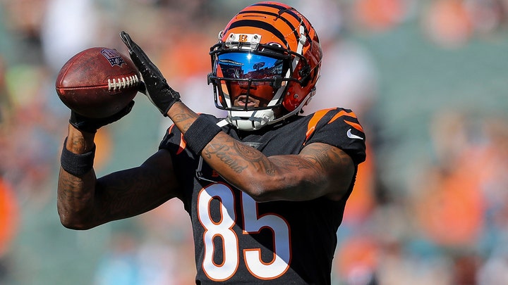 Bills, Bengals fans join in prayer outside Cincinnati hospital